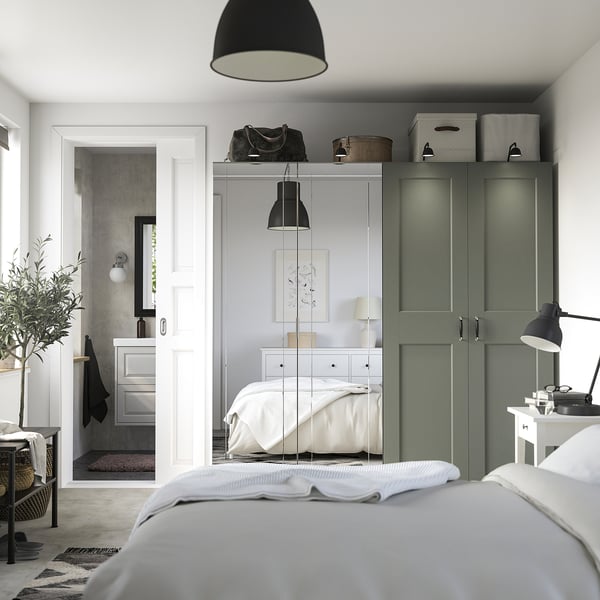 Moderne slaapkamer met grijsgroene PAX kledingkast, spiegeldeuren, zwarte hanglamp