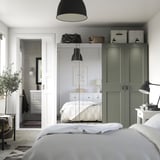 Moderne slaapkamer met grijsgroene PAX kledingkast, spiegeldeuren, zwarte hanglamp