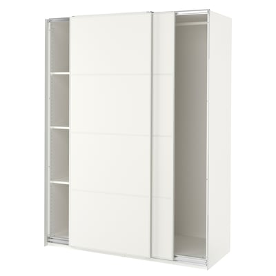 Een witte ikea PAX kledingkast met schuifdeuren. Het staat hoog met een minimalistisch ontwerp, met drie planken aan elke kant voor opslag.