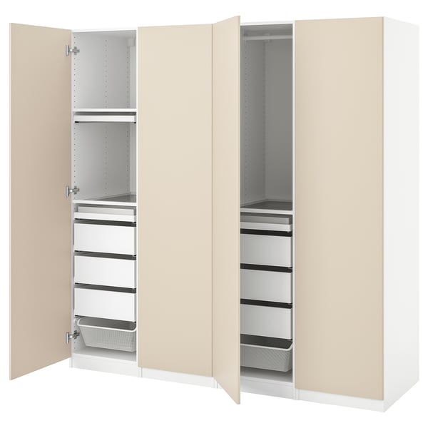 Deze afbeelding toont een open beige PAX-kledingkast met meerdere planken, lades en opbergvakken.