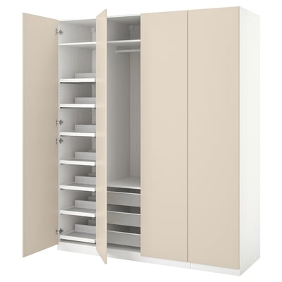 Een open beige PAX kledingkast met planken en uittrekbare dienbladen in een minimalistisch design.