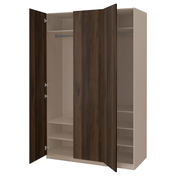 Een open beige PAX kledingkast met donkere houten deuren. Er zitten meerdere planken en een ophangstang in.