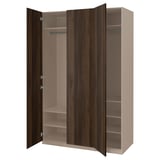 Een open beige PAX kledingkast met donkere houten deuren. Er zitten meerdere planken en een ophangstang in.