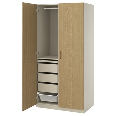 Deze afbeelding toont een ikea PAX kledingkast in beige met eikenfineer, met een ophangstang en uittrekbare lades.
