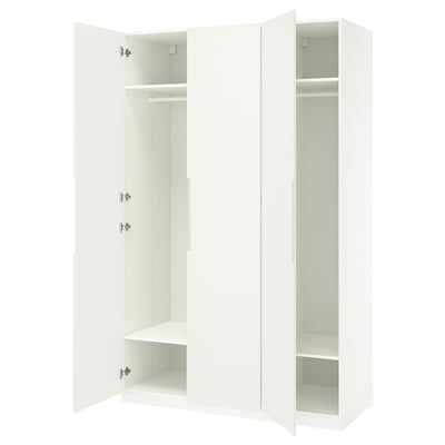Toont een open witte PAX-kledingkast met een minimalistisch ontwerp, met meerdere planken en een ophangstang, en een duurzame spaanplaatconstructie.
