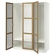 Een witte ikea PAX kledingkast met houten deuren die open kunnen. Het is een minimalistisch ontwerp met planken, ideaal voor het organiseren van kleding.