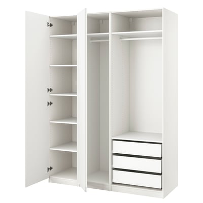 Een witte PAX kledingkast met open deuren, planken, een ophangroede en lades.