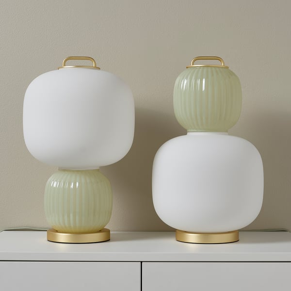 Twee stijlvolle lampen met matglas en gouden voetstukken. Een witte, een lichtgroene tint.
