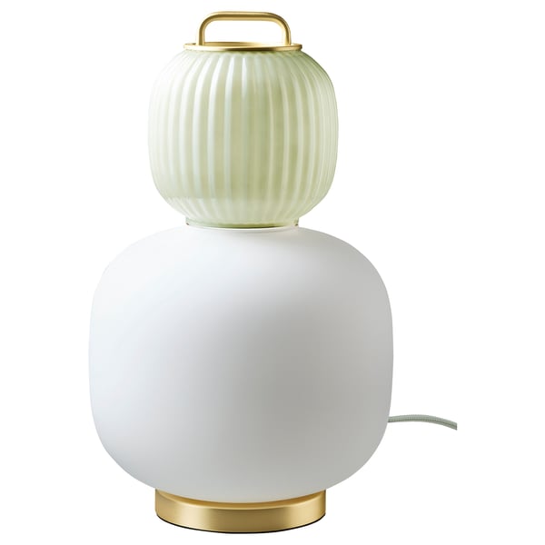 Een PILBLIXT lamp met matglas en gouden accenten. Het heeft een uniek, tijdloos lantaarnontwerp.