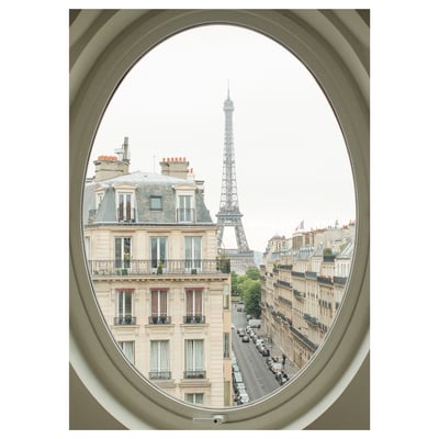 PJÄTTERYD fotolijst toont iconisch uitzicht op de Eiffeltoren vanuit het raam.