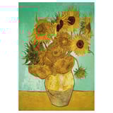 PJÄTTERYD: gouden zonnebloemen in witte vaas op groen. Foto op canvas met getextureerde diepte.