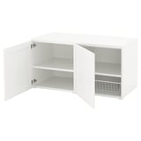 Een wit PLATSA opbergmeubel met twee verstelbare planken en draadmand, open deuren die het interieur weergeven.