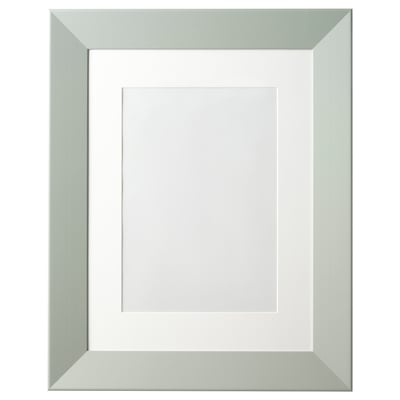 Groene PLOMMONTRÄD fotolijst: breed, robuust ontwerp met kunststof bescherming aan de voorkant, materiaal hardboard, staat of hangt verticaal/horizontaal.