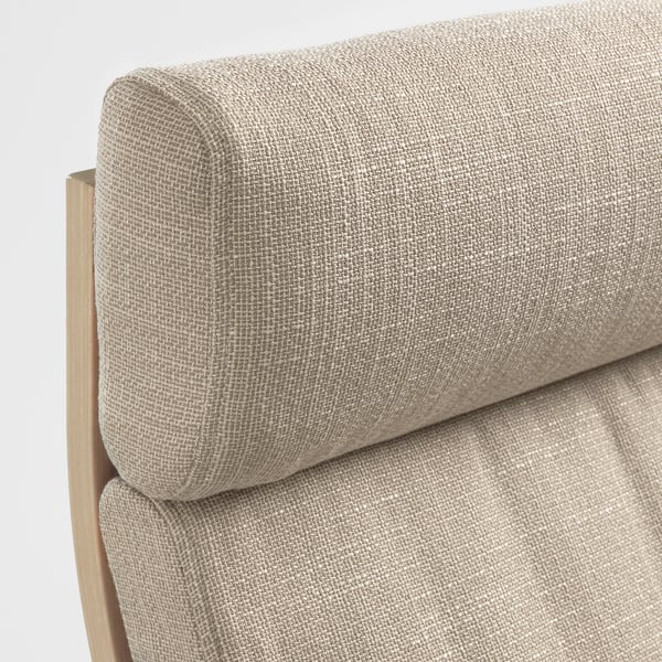 Detail POÄNG fauteuil: zachte, getextureerde beige bekleding ontmoet stevig, licht houten frame voor comfort.