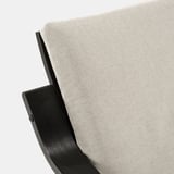 Een strakke stoel met gladde zitting en gebogen donkerhouten frame.