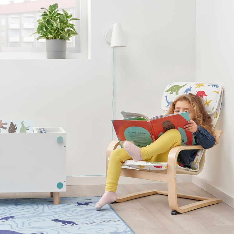 POÄNG kinderfauteuil, berkenfineer/Medskog dinosauruspatroon IKEA