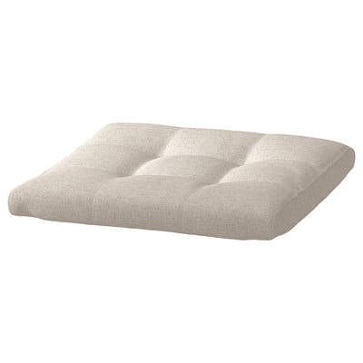 Een beige POÄNG kussen, vierkant van vorm met getuft ontwerp, gemaakt van gerecycled polyester.