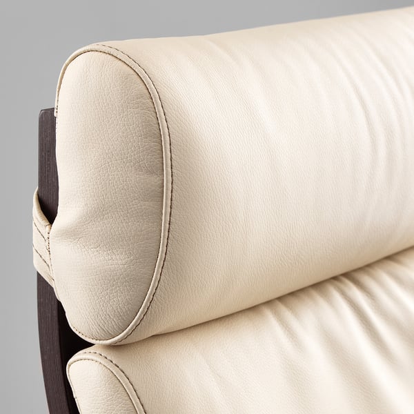 Een close-up van een beige lederen POÄNG fauteuil, met zijn hoogwaardige stiksels en gladde afwerking.