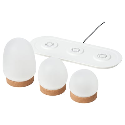 PRAKTSPIREA witte lampenset, modern, 3 ronde glazen kappen op kurken voet, oplaadbakje, draadloos gebruik.