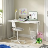 Een wit verstelbaar studeerbureau voor kinderen met accessoires en kleurrijke decoraties.