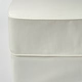 Close-up van schone, witte bankstof met gedetailleerde biezen en plooien, met kwaliteit en textuur.