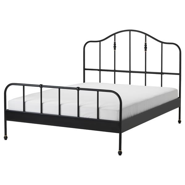 SAGSTUA zwart metalen bed, gebogen hoofdeinde, messing details.