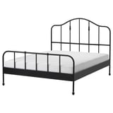 SAGSTUA zwart metalen bed, gebogen hoofdeinde, messing details.