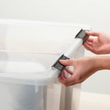 Vergrendelbare clip op doorzichtige plastic doos voor 55l/130l SAMLA opslag.