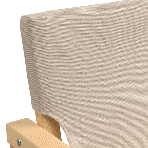 Afbeelding toont een close-up van een beige stoffen stoel met houten poten. De stof ziet er glad en strak gestikt uit, wat wijst op een hoge kwaliteit.