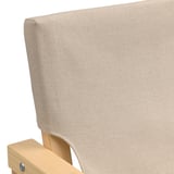 Afbeelding toont een close-up van een beige stoffen stoel met houten poten. De stof ziet er glad en strak gestikt uit, wat wijst op een hoge kwaliteit.