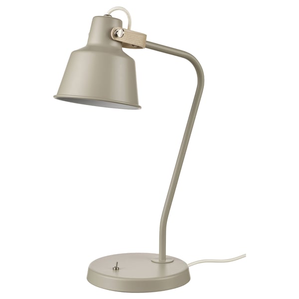 Een beige, metalen bureaulamp genaamd SJÖMAKT met een verstelbare hals en ronde voet, die een vintage look oproept.