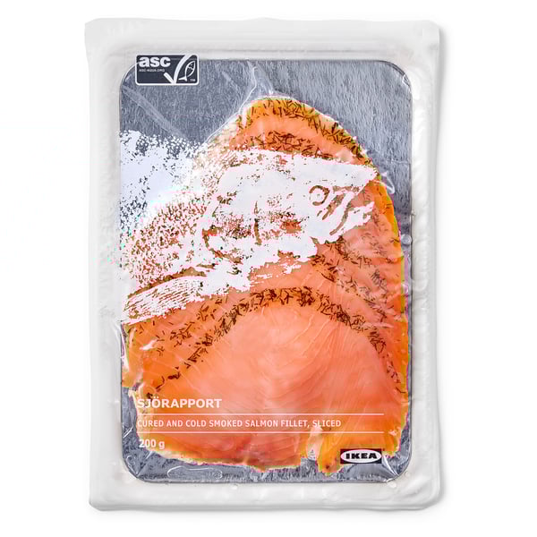 Een pakje SJÖRAPPORT koudgerookte zalmfilets, vacuümverpakt, met zichtbare plakjes zalm, met een gewicht van 200 g. Merk: IKEA.
