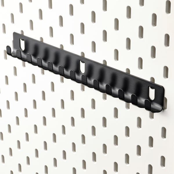 Zwart SKÅDIS ophangbord met haken, horizontale, gereedschapsloze toegang voor kleine voorwerpen.