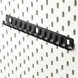 Zwart SKÅDIS ophangbord met haken, horizontale, gereedschapsloze toegang voor kleine voorwerpen.