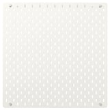 Een wit SKÅDIS ophangbord, vierkant van vorm, met gelijkmatig verdeelde gaten voor het ophangen van accessoires, ideaal voor het organiseren van kleine voorwerpen.