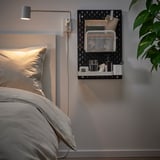 Nachtkastje SKÅDIS ophangbord, zwart, voor kleine voorwerpen, verlicht door wandlamp.