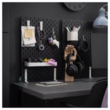 SKÅDIS zwarte ophangbord bureau-organizer met accessoires zoals dienbladen, haken en containers voor kantoor-, badkamer- of keukengebruik.