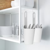 Twee SKATTÅN-containers met bestek onder de plank.