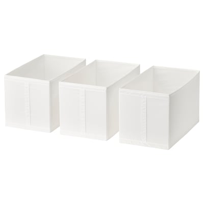 Drie witte stoffen opbergdozen, schoon en minimalistisch, ontworpen om kleding of accessoires te ordenen, gemakkelijk stapelbaar.