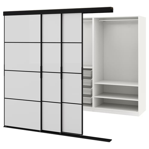 Een moderne, witte, aan de muur gemonteerde kledingkast met een schuifdeur in een zwart frame. Het heeft drie compartimenten, inclusief planken en ophangruimte.