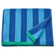 Een opgevouwen blauw en groen gestreepte SLÅNHÖSTMAL handdoek, gemaakt van 100% katoen, met groene bies.
