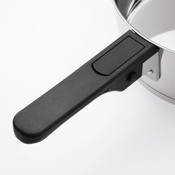 Close-up van hoogwaardig roestvrijstalen kookgereihandvat, stevig bevestigd met een moderne zwarte connector, met duurzaamheid en strak design.