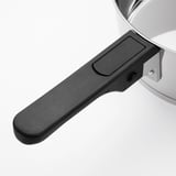 Close-up van hoogwaardig roestvrijstalen kookgereihandvat, stevig bevestigd met een moderne zwarte connector, met duurzaamheid en strak design.