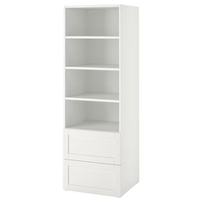 Een witte SMÅSTAD boekenkast met open planken en lades, ontworpen voor ruimtebesparende opslag.