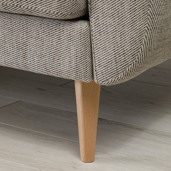 Bank met zachte bekleding met patroon en moderne, conische houten poten. Hoogwaardig vakmanschap, elegant design.