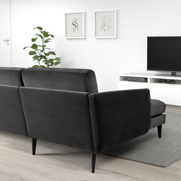 Moderne woonkamer met SMEDSTORP sectionele bank, plant, ingelijste foto's, tv.