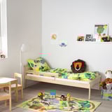 Kinderkamer met SNIGLAR bed, licht beddengoed, speelgoed, vloerkleed, kunst.