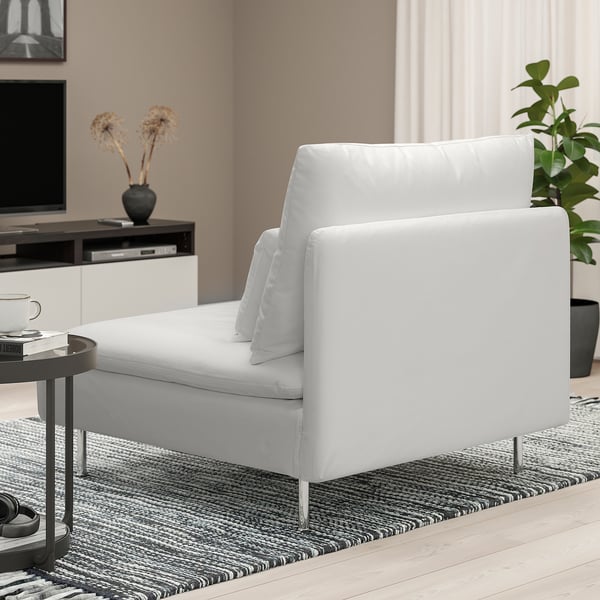 Witte SÖDERHAMN chaise longue in de woonkamer met tv, planten en gedroogde bloemen.