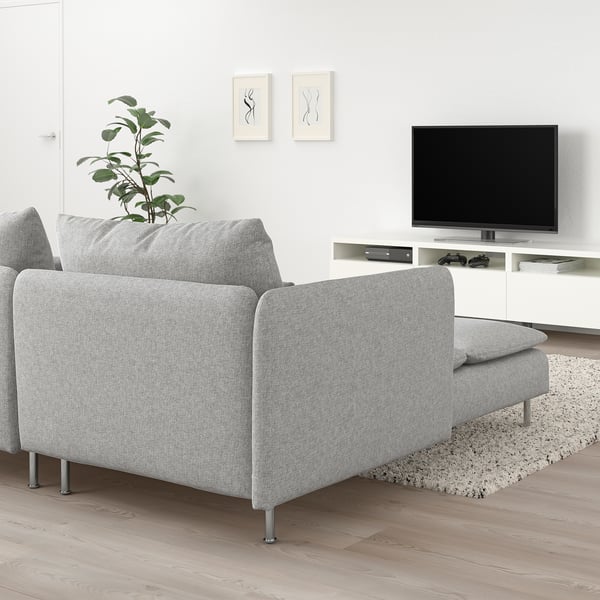 Moderne grijze SÖDERHAMN sectionele bank in minimalistische woonkamer met tv, plant en kunst.