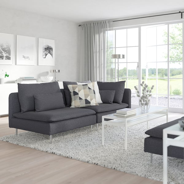 Moderne woonkamer met SÖDERHAMN sectional, witte salontafel en grote ramen.